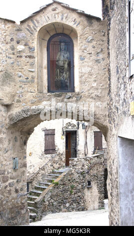 Mosset ist ein kleines Dorf, das hoch auf einem Hügel in den Pyrénées-Orientales Abteilung in Süd frankreich. Stockfoto