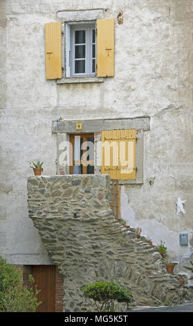Mosset ist ein kleines Dorf, das hoch auf einem Hügel in den Pyrénées-Orientales Abteilung in Süd frankreich. Stockfoto