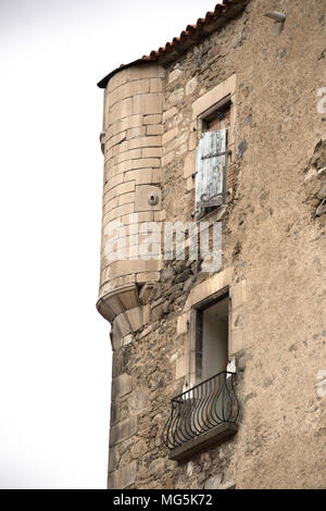 Ecke eines mittelalterlichen Gebäudes mit Reparaturen in Mosset, einem kleinen Dorf auf einem Hügel in den Pyrénées-Orientales Abteilung in Süd frankreich. Stockfoto
