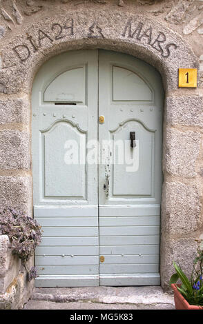Tür in Mosset, einem kleinen Dorf auf einem Hügel in den Pyrénées-Orientales Abteilung in Süd frankreich. Stockfoto