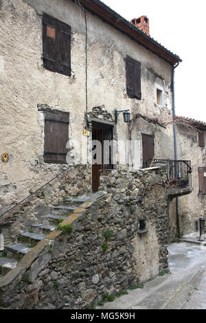 Mosset ist ein kleines Dorf, das hoch auf einem Hügel in den Pyrénées-Orientales Abteilung in Süd frankreich. Stockfoto