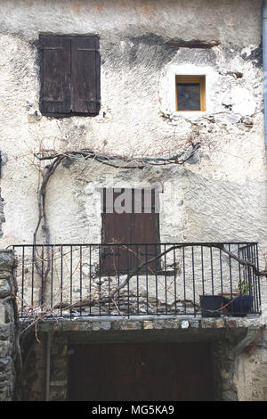 Mosset ist ein kleines Dorf, das hoch auf einem Hügel in den Pyrénées-Orientales Abteilung in Süd frankreich. Stockfoto