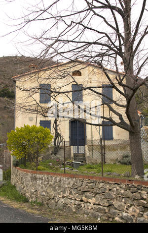 Ein Haus gerade unter Mosset, einem kleinen Dorf auf einem Hügel in den Pyrénées-Orientales Abteilung in Süd frankreich. Stockfoto