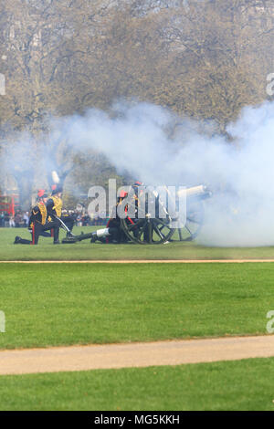 Die Household Cavalry, feiert 92. Geburtstag der Königin, mit einem 41-gun Salute, im Hyde Park, London, UK Stockfoto