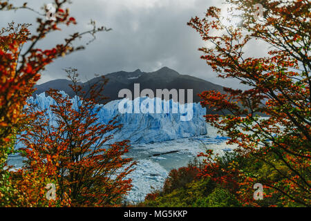 Gletscher Perito Moreno im Nationalpark Los Glaciares. Herbst in Patagonien, der Argentinischen Seite Stockfoto