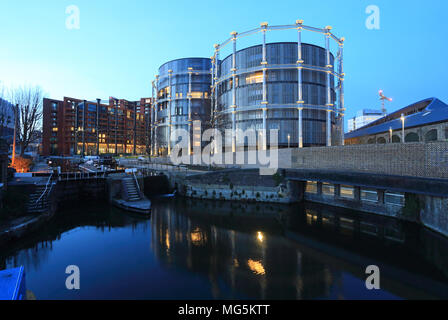 Am Kanal gelegenes Apartments in renovierten Grad-II gusseisernen Gasholders, errichtet neben dem Regent's Canal, Kings Cross, London, UK Stockfoto