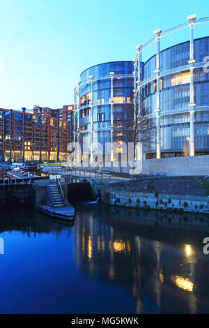 Am Kanal gelegenes Apartments in renovierten Grad-II gusseisernen Gasholders, errichtet neben dem Regent's Canal, Kings Cross, London, UK Stockfoto