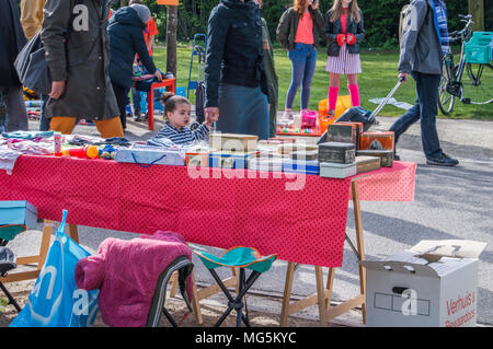 Verkauf von alten Sachen auf Kingsday Amsterdam Stockfoto