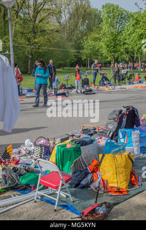 Verkauf von alten Sachen auf Kingsday Amsterdam Stockfoto