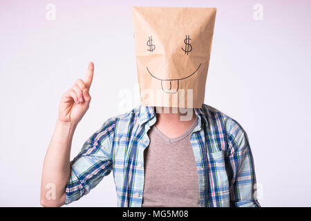 Mann mit Karton auf dem Kopf mit Bild von Dollar Symbol anstelle der Augen. Stockfoto