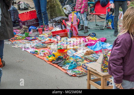 Verkauf von alten Sachen auf Kingsday Amsterdam Stockfoto