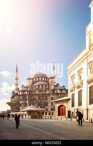 ISTANBUL, Türkei, 11. April 2011. Straße außerhalb der Beyazit Moschee. Stockfoto