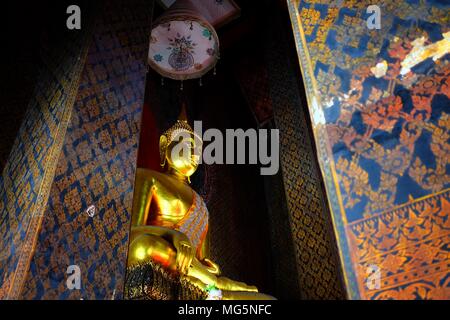 Alte goldene Buddha Bild in Halle am Wat Intharam Tempel in Bangkok. Stockfoto