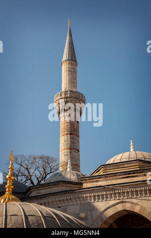 Hohes Minarett der Moschee in Istanbul, Türkei. Und blauer Himmel. Stockfoto