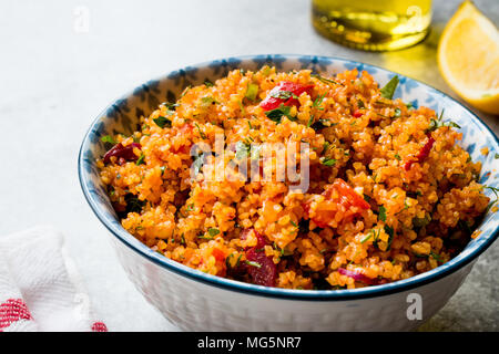 Türkische traditionelle Bulgur Salat Kisir. Ökologische Lebensmittel. Stockfoto