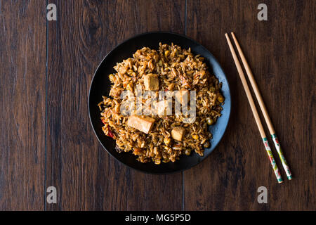 Veggie gebratener Reis mit Tofu/Pilav Reis oder pilaw. Traditionelle Speisen. Stockfoto