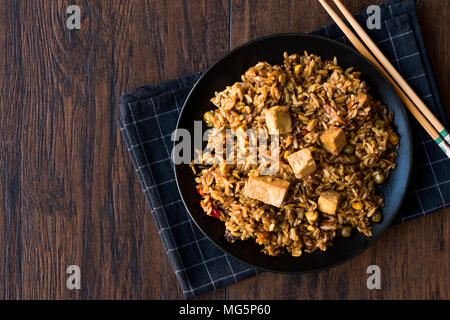 Veggie gebratener Reis mit Tofu/Pilav Reis oder pilaw. Traditionelle Speisen. Stockfoto