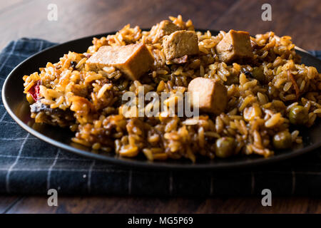 Veggie gebratener Reis mit Tofu/Pilav Reis oder pilaw. Traditionelle Speisen. Stockfoto