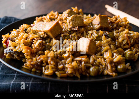 Veggie gebratener Reis mit Tofu/Pilav Reis oder pilaw. Traditionelle Speisen. Stockfoto