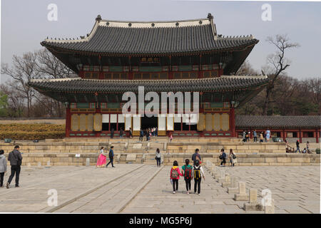 Teil der Changdeokgung-palast Komplex, Seoul, Südkorea, die Injeongjeon oder Thronsaal statt Krönungen, förmliche Anlässe. Umgebaut wurde 3 Mal. Stockfoto