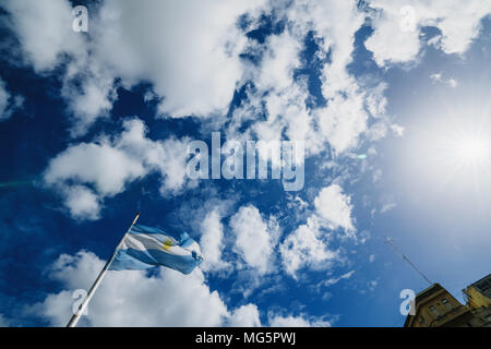 Argentinische Flagge im Wind vor dem Hintergrund des Himmels im Zentrum von Buenos Aires Stockfoto