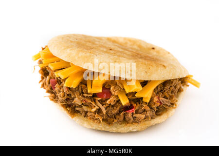 Arepa mit geschredderten Rindfleisch und Käse auf weißem Hintergrund. Venezolanische typisches Essen Stockfoto