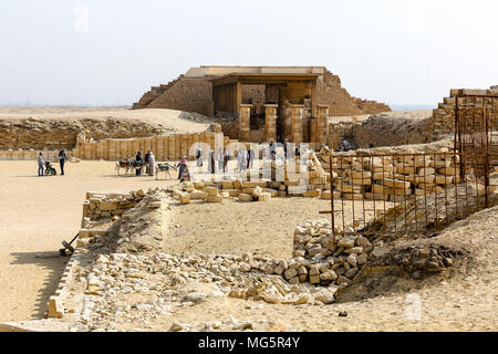 Stein Spalten der Totentempel - Säulenhalle, in Sakkara, Ägypten, Afrika Stockfoto