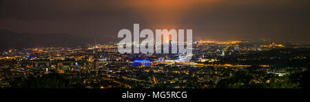 Stadtbild von Linz bei Nacht. Linz, Österreich Stockfoto