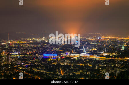 Stadtbild von Linz bei Nacht. Linz, Österreich Stockfoto