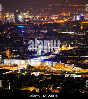 Stadtbild von Linz bei Nacht. Linz, Österreich Stockfoto