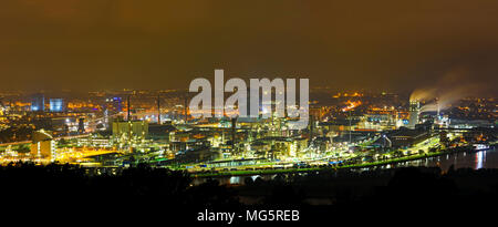 Blick über die Donau nach Linz Chemie Park bei Nacht. Linz, Österreich Stockfoto