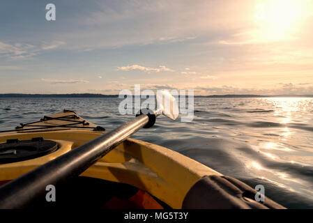 Sicht Kajak in der Dämmerung auf schönen Puget Sound in der Nähe von Seattle, Paddel ruht an der Seite des Bootes auf Sun. Stockfoto