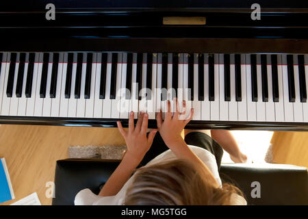 Ein Junge mit sechs Jahren, Klavier zu spielen Stockfoto