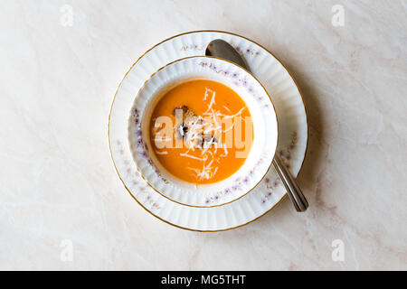 Hausgemachten Tomatensuppe mit Croutons und Käse. Traditionelle Speisen. Stockfoto