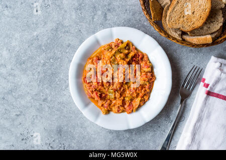 Türkisches Frühstück Bilder Galerie/Rührei mit Tomatenmark. Traditionelle Speisen. Stockfoto