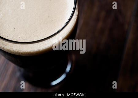 Dunkles Bier auf Holz- Oberfläche. Beverage Konzept. Stockfoto