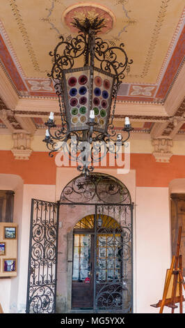 Elegante liberty Laterne leuchtet am Eingang eines öffentlichen Gebäudes in Ortasee, Italien Stockfoto