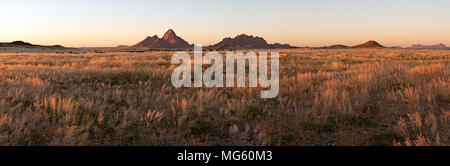 Namibia - 26. April 2009: Blick auf die Spitzkoppe Mountain bei Sonnenuntergang. Stockfoto