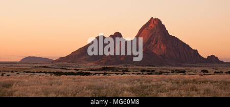 Namibia - April 26, Blick auf die Spitzkoppe Mountain bei Sonnenuntergang. Stockfoto