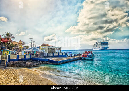 George Town, Grand Cayman, 25.02.2018, Port mit einem Kreuzfahrtschiff verlässt, und Touristen, die sich einem Marine shuttle Stockfoto