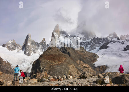 Der Fitz Roy Berggipfel und eine Gruppe von Touristen mit Rücken unter gedreht. Stockfoto