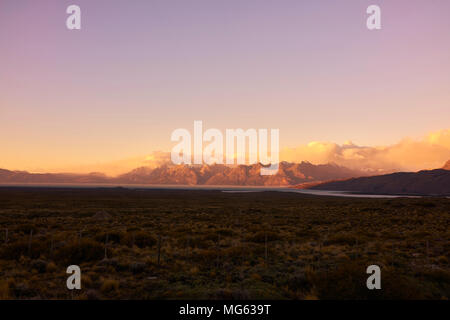 Berge und Steppen Panorama. Argentinische Patagonien Landschaft in der Abenddämmerung. Weite Einstellung. Abnehmende Perspektive. Stockfoto