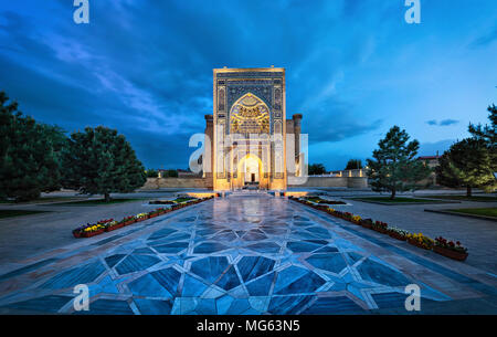 Eingangsportal von Gur-e Amir - ein mausoleum der Asiatischen Eroberer Tamerlan (auch bekannt als Tamerlane) in Samarkand, Usbekistan Stockfoto