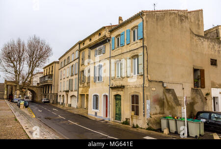 Gebäude mitten im Zentrum von Arles - Frankreich Stockfoto