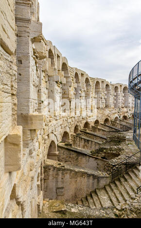 Römische Amphitheater in Arles - UNESCO-Welterbe in Frankreich Stockfoto