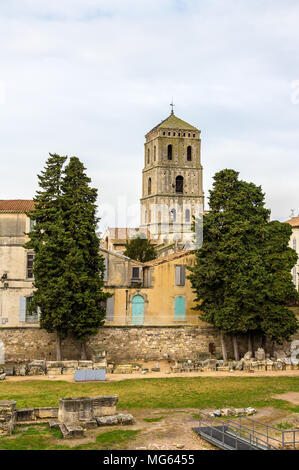 Blick auf die Kirche St. Trophime in Arles - Frankreich, Provence - EIN Stockfoto