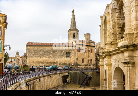 Kirche Notre-Dame-la-Major und Römische Amphitheater in Arles-Fra Stockfoto