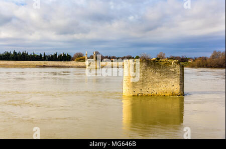 Überreste einer Eisenbahnbrücke in Arles - Frankreich, Provence-Alpes-Co Stockfoto