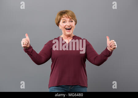 Gerne schöne Frau, OK Zeichen Stockfoto