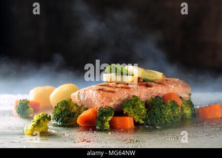 Lachs und gedünstetem Gemüse. Stockfoto